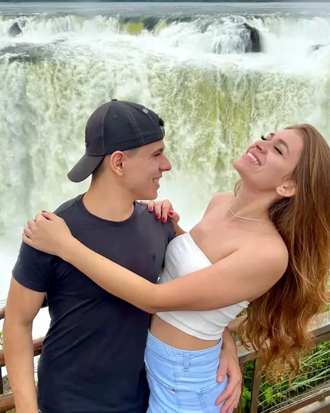 Ju e Ney abraçados na frente das Cataratas do Iguaçu, do lado argentino